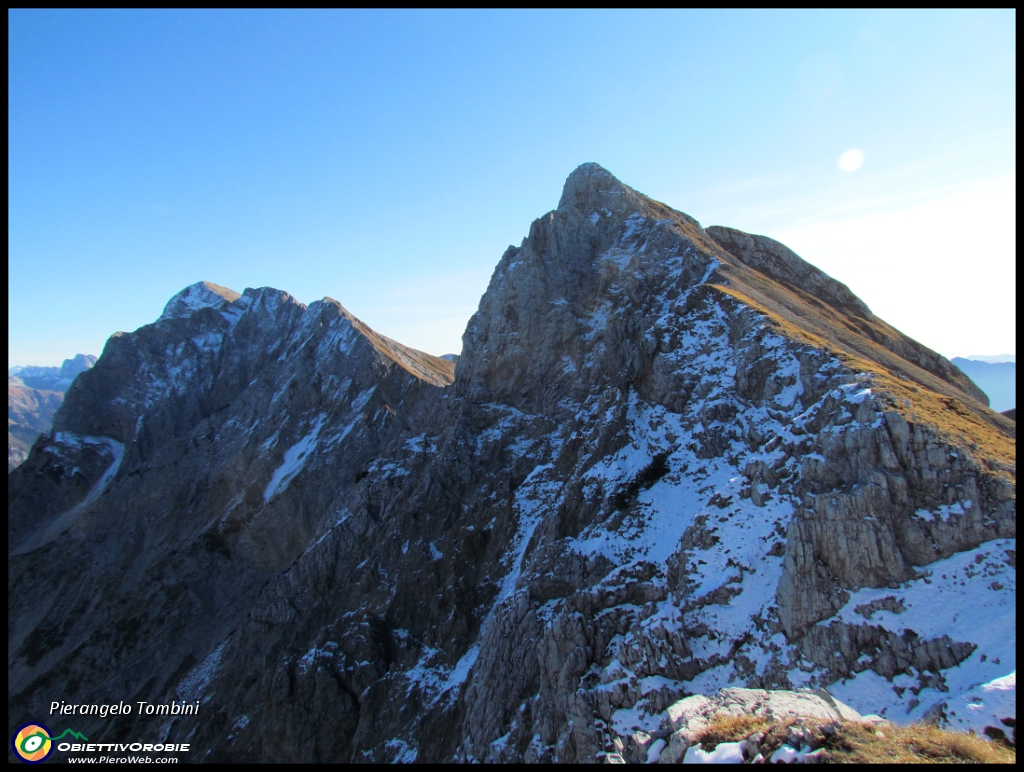 09 Cima di Valmora, passo del Re e Monte Fop dal lato nord..JPG